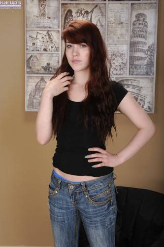 Stunning american teen Gwen Stark reveals her ass in tight jeans and vagina - Usa on nudepicso.com