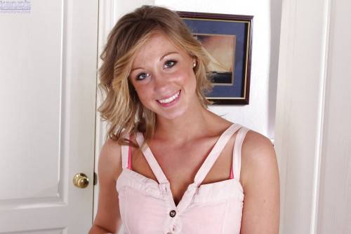 Slim american blonde young Ashley Jones shows big titties and spreads her legs - Usa on nudepicso.com