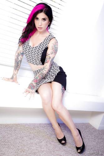Tempting american milf Joanna Angel reveals big hooters and spreads her legs - Usa on nudepicso.com
