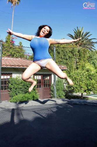 Leanne Crow’s bouncing huge tits on a trampoline on nudepicso.com
