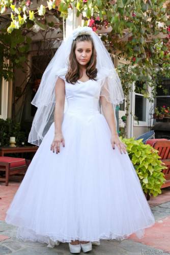 The Beautiful Bride Gracie Glam Takes Off Dress And Seduces Guy With Passionate Kisses on nudepicso.com