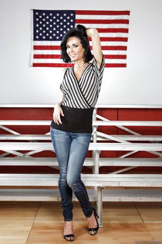 Hot american brunette milf Veronica Avluv in jeans exposes big tits and hot ass - Usa on nudepicso.com