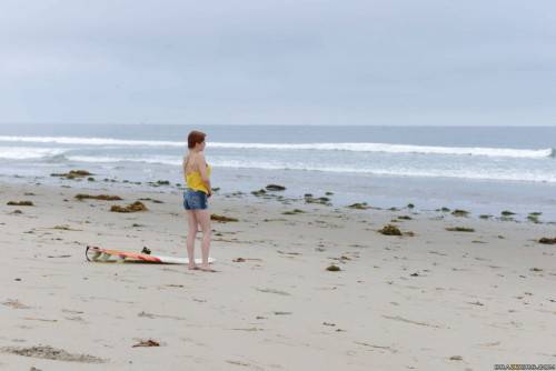 Sultry american cutie Penny Pax exposes her ass on the beach - Usa on nudepicso.com
