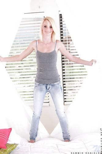 Excellent american blond teen Sammie Daniels in tight jeans shows her butt - Usa on nudepicso.com