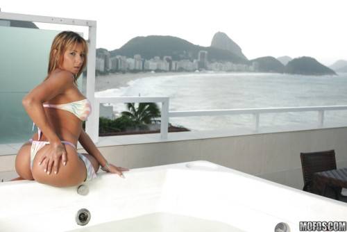 Inviting brazilian milf Suzy Anderson revealing big titties and butt in bath - Brazil on nudepicso.com