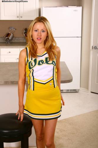 Sexy Cheer Girl Sindee Jennings With Neat Pussy Pulls Off Her Yellow Uniform And Panties on nudepicso.com