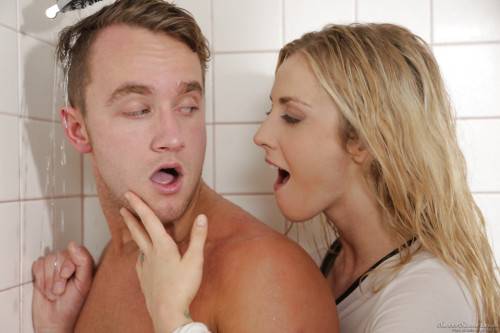 Deluxe american blonde porn star Karla Kush suck rod and take and fucked hard in shower - Usa on nudepicso.com