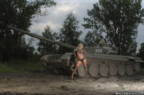 Breathtaking Military Babe Vanessa Upton With Huge Sexy Tits Goes Topless Beside The Tank on nudepicso.com