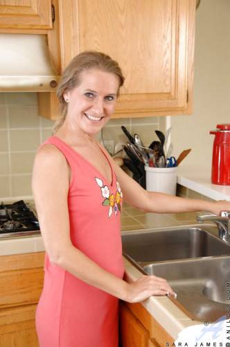Superb american mature Sara James shows small tits and puts a toy in her twat in kitchen - Usa on nudepicso.com