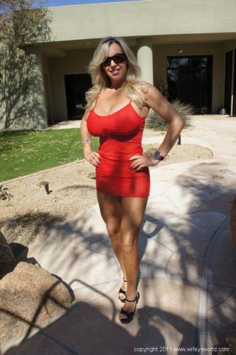 Stunning american mature Sandra Otterson likes some hot foot fetish outdoor - Usa on nudepicso.com