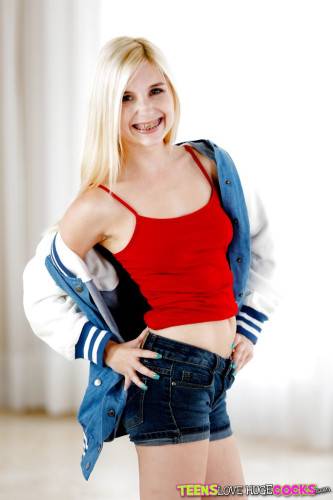 Slim american blonde teen Piper Perri exhibits her ass in fancy shorts and spreading her legs - Usa on nudepicso.com