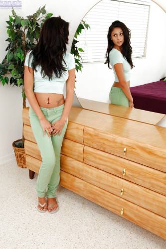 Shapely american teen Ariana Marie in tight jeans exhibiting her butt and masturbating - Usa on nudepicso.com
