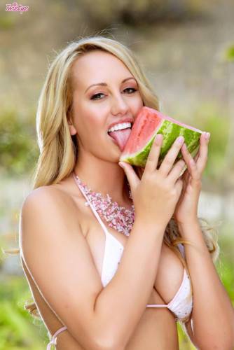 Big Racked Heartbreaker Brett Rossi Takes Off Her Bikini And Opens Her Smooth Pussy Outdoors on nudepicso.com