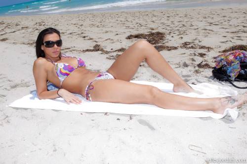 Enchanting american brunette milf Rachel Starr in boy-girl action on the beach - Usa on nudepicso.com