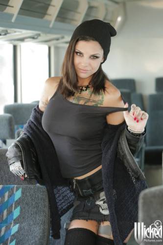 Glamorous american milf Bonnie Rotten revealing big tits and hairy pussy - Usa on nudepicso.com